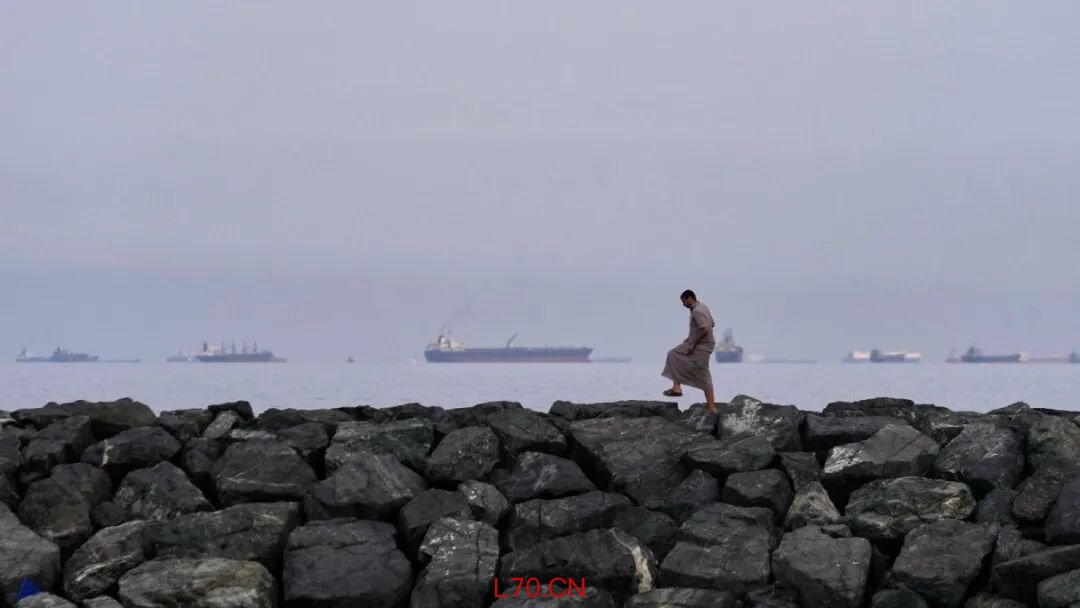 油轮、货船在霍尔木兹海峡内排队，摄于 3 月 11 日（图源/美联社）