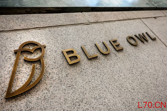 办公楼上的蓝猫头鹰资本标志。此次收购价较西拉上周五收盘价有 19% 的溢价。