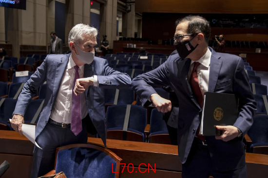 2020 年 6 月 30 日，华盛顿特区众议院金融服务委员会听证会上，时任美联储主席鲍威尔与前财政部长史蒂文・姆努钦以肘击方式致意。